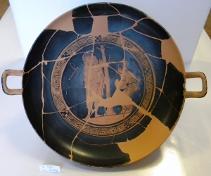 Kylix attica su alto piede a figure rosse, tipo III Richter-Milne, attribuita al Pittore di Ferrara