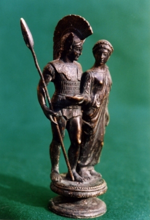 Cimasa di candelabro in bronzo con guerriero e donna offerente (copia esposta nel museo). Seconda metà del V sec.a.C.