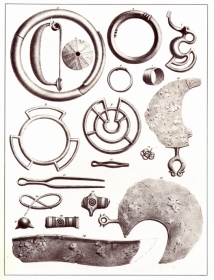 Tav. 3 con ornamenti in bronzo tra cui fibule, bracciali, ferma trecce rasoi e pinzette