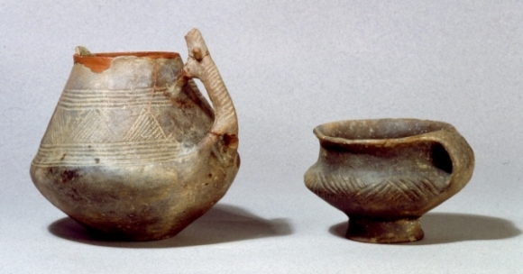 Brocca con ansa configurata e tazza monoansata di VIII secolo a.C.