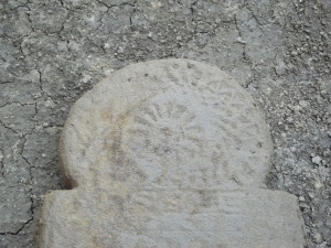 La stele della tomba 1 al momento del ritrovamento