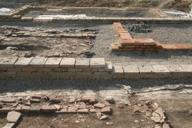 particolare dei basamenti murari del settore mediano dell’area archeologica. In primo piano una delle fondazioni originali