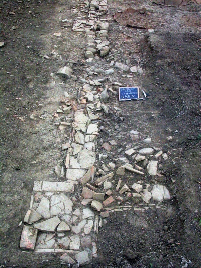 Una veduta dello scavo della struttura muraria che delimita gli ambienti A, B e C realizzata in frammenti laterizi