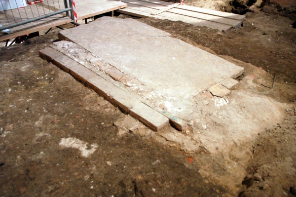 Particolare della sepoltura in cassa laterizia coperta da una lastra lapidea con iscrizione