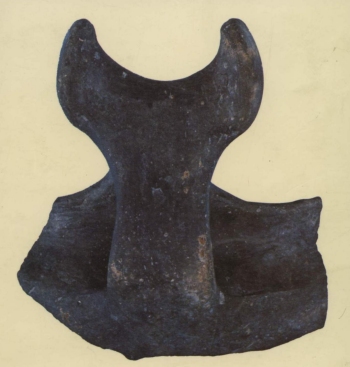 Ansa “cornuta” dal sito dell’età del Bronzo dei Verri di Pilastri (Bondeno-FE). Archivio SBAER