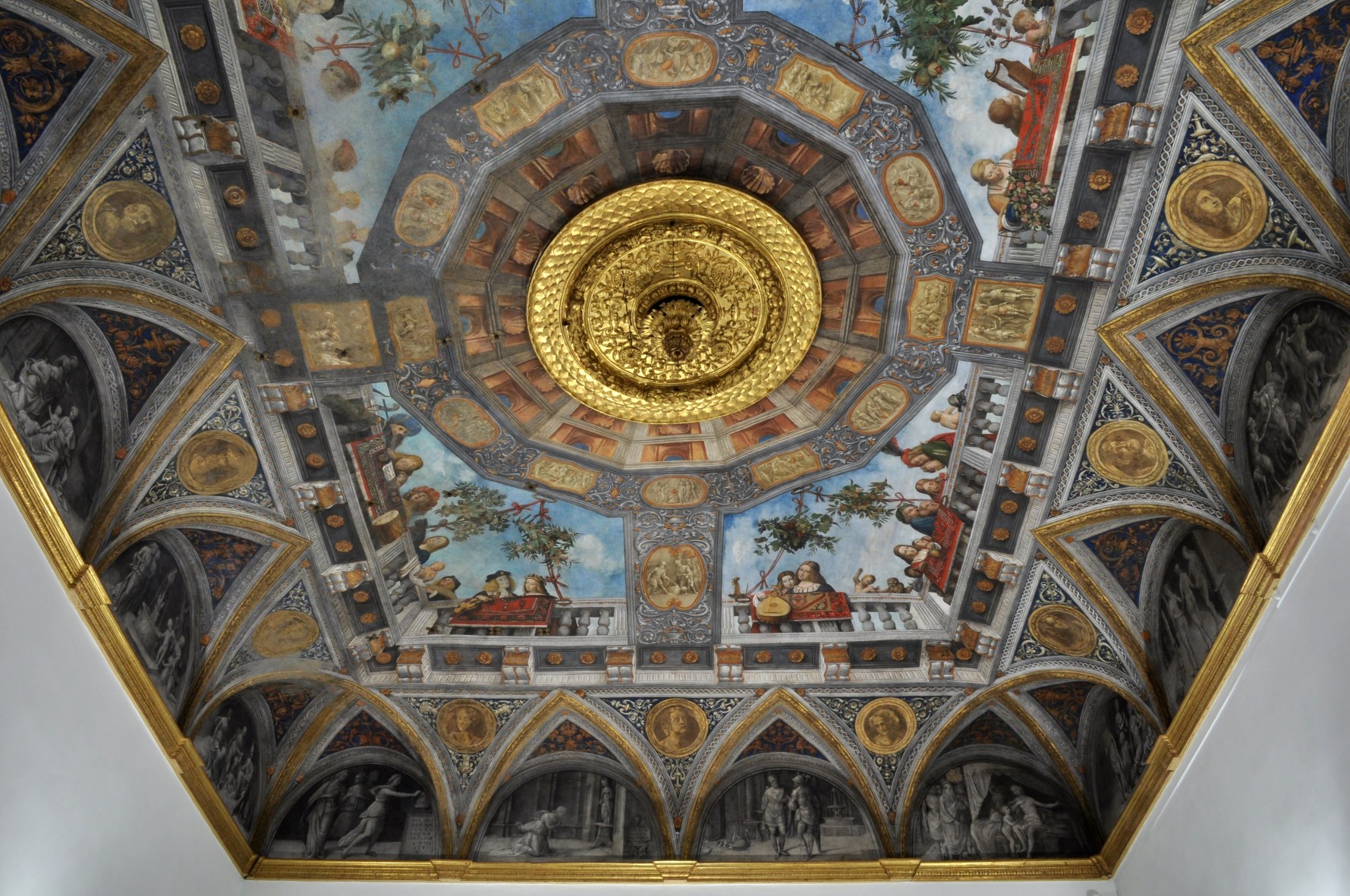 Gli affreschi realizzati nel Cinquecento da Benvenuto Tisi, detto il Garofalo, nella Sala del Tesoro di Palazzo Costabili, sede del Museo Archeologico Nazionale di Ferrara