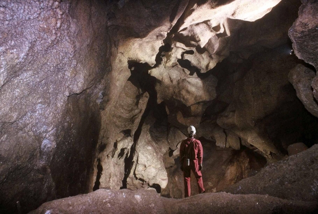la suggestiva grandiosità della Grotta della Lucerna con le sue cave di lapis specularis