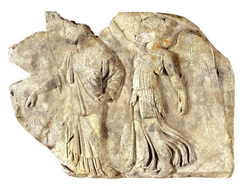Il bassorilievo con una Vittoria alata che incorona Atena (Forlì, Museo Archeologico)