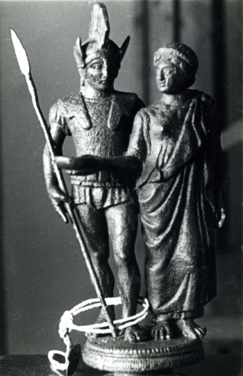 Cimasa di candelabro in bronzo con guerriero e donna offerente (seconda metà del V sec.a.C.) rinvenuta negli scavi ottocenteschi 