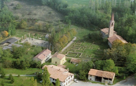 Veduta aerea dell'area archeologica della Città romana di Veleia, sull'appennino piacentino