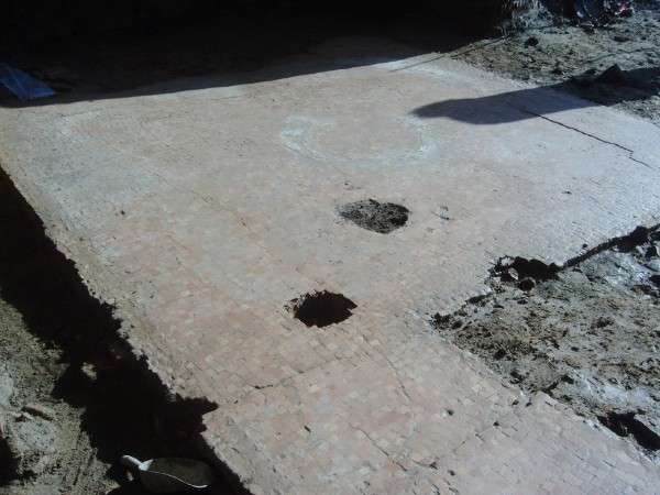 La vasca di lavorazione con pavimento a mattoncini: l'impronta circolare è evidente