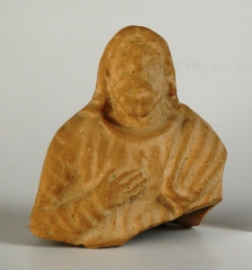 Figura plastica in biscotto rappresentante il busto di un uomo adulto, togato, con barba e capelli lunghi