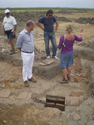 La Dott.ssa Caterina Cornelio e l’Ispettore onorario Maurizio Molinari illustrano lo scavo al Sindaco di Copparo, Sig. Nicola Rossi