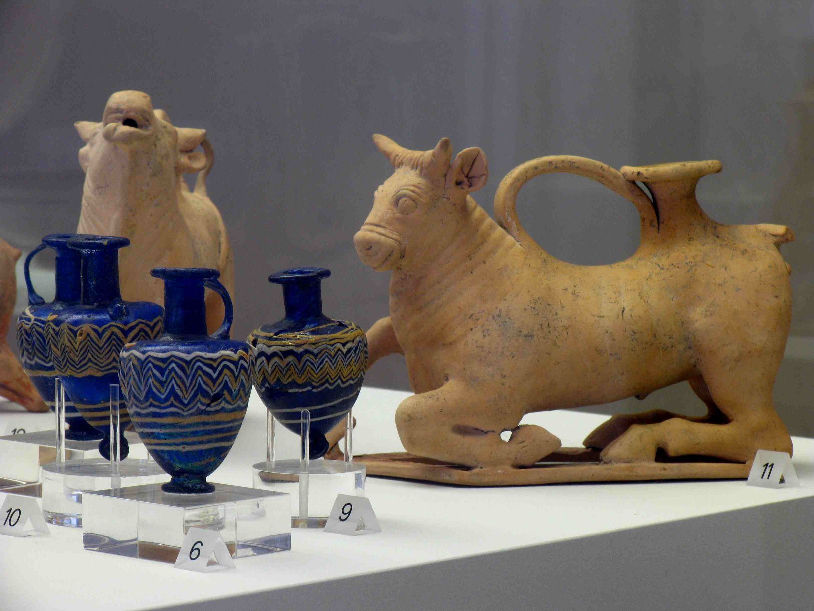 Askoi in forma di animale (toro) e tre amporiskoi in pasta vitrea rinvenuti nella Tomba 83 di Valle Trebba
