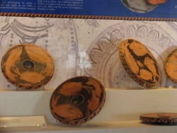 Gli strepitosi piatti da pesce del Museo Archeologico di Ferrara, protagonisti della visita guidata di Capodanno
