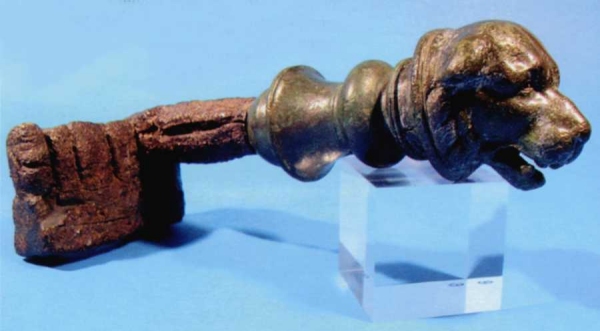Chiave in ferro e bronzo con manico a forma di testa canina (prima met del I sec. d.C.)