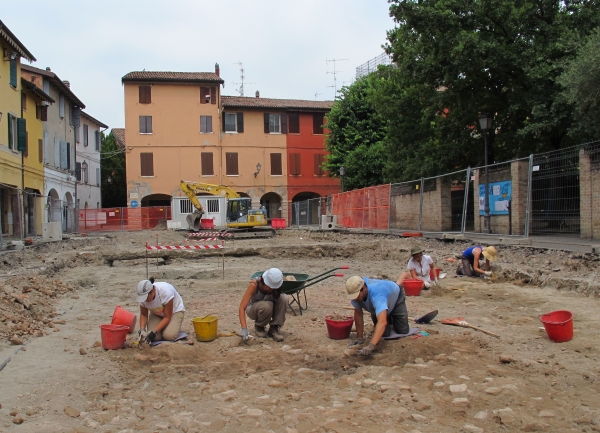 Gli studenti di archeologia medievale dell'Universit Ca' Foscari scavano a Nonantola