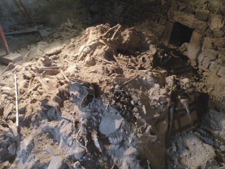 La piramide di corpi di inumati così come si presentava nel gennaio 2011, al momento del ritrovamento