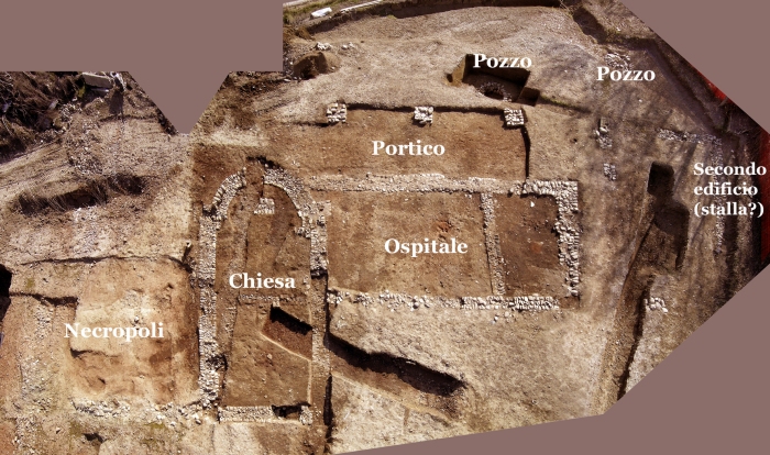 Veduta generale degli scavi: al centro la chiesa absidata a cui si appoggia l'antico Ospitale con portico esterno