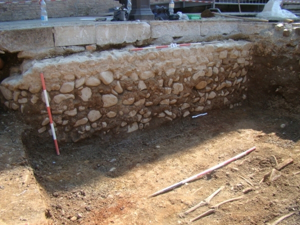 Il muro della Chiesa del 1580 con alcune sepolture del XIV secolo