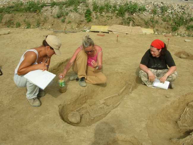 Le antropologhe esaminano lo scheletro di una tomba