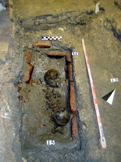 Ossuario basso medievale con i resti di due sepolture