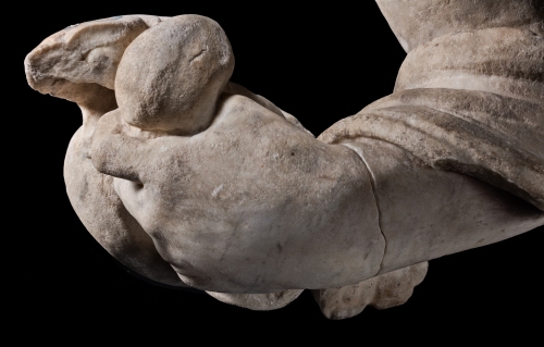 Frammento di statua di divinit che stringe un serpente probabilmente appartenente ad una raffigurazioni di Igea