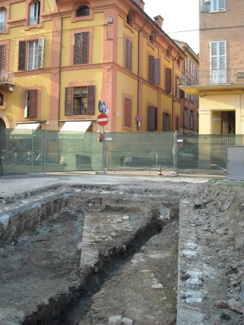 I resti delle fortificazioni di XI secolo rinvenuti negli scavi in Piazzale San Francesco