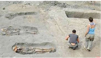 Archeologi al lavoro nella necropoli di Via Menotti. Sono venute in luce 11 sepolture in fossa terragna di et tardoantica