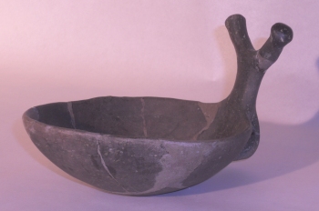 Tazza ansata a corna di lumaca (in ceramica fine) rinvenuta nella Terramara di Anzola dell'Emilia