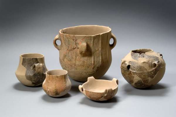Gruppo di vasi dall'insediamento neolitico rinvenuto a Fiorano, Cave Fornaci Carani, databili alla fine del VI-inizio V millennio a.C.
