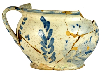 Pitale (o "vaso da notte") in ceramica decorata del XVIII secolo. Via Matteotti