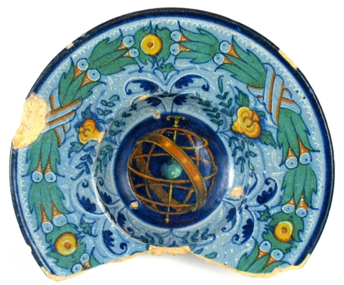 La ciotola in maiolica berettina, decorata con l'attributo tipico dell'astrologo