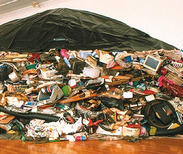 Steven Siegel, Installazione (discarica di rifiuti), Newhouse Center of Contemporary Art, New York, 2002