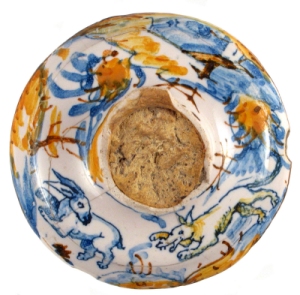 Piedistallo in ceramica, con decoro di volpe che insegue una lepre. Il ceramistra ha inciso sul fondo la data di realizzazione, 1575