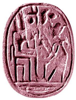 Scarabeo in diaspro rosso di Ramesse II (1279-1213 a.C.). Sulla destra,  Ramesse II,  in atteggiamento di adorazione, rende omaggio al dio Amon-Ra, seduto in trono
