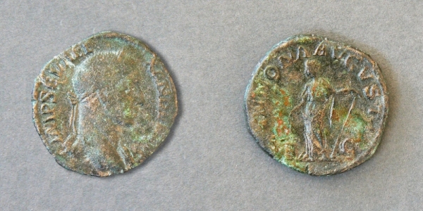 Sesterzio di Alessandro Severo (221-235 d.C.) rinvenuto durante scavo. Zecca di Roma, emissione del 231 d.C. (foto R. Bernadet)
