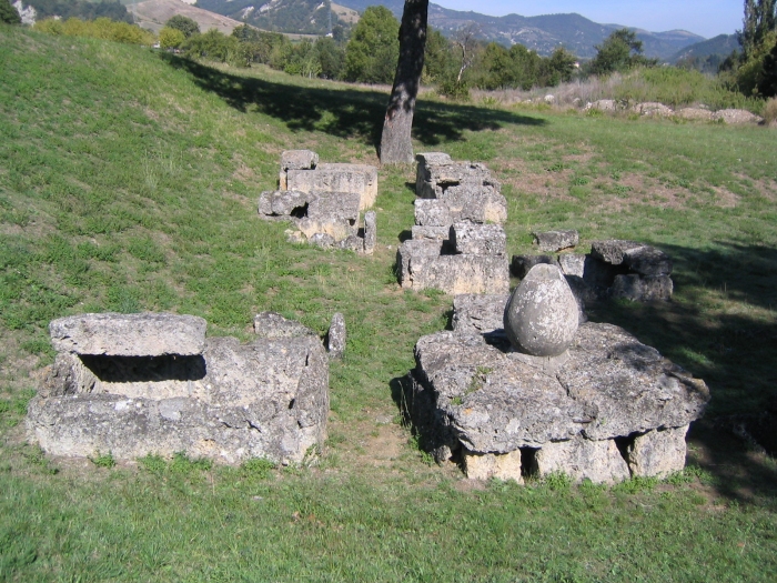 Una suggestiva veduta della necropoli est della città etrusca di Marzabotto-Kainua