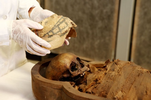 L'apertura del sarcofago ottocentesco contenente la mummia di un bambini