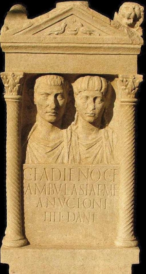 Una delle stele romane in mostra a Comacchio