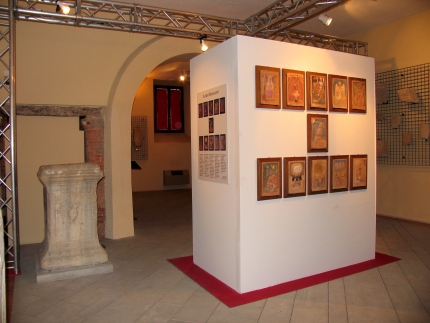 Le formelle in terracotta di Ilario Fioravanti e la stele romana