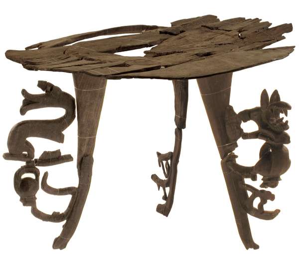 Tavolino di legno a tre gambe figurate (dalla tomba B/1971)