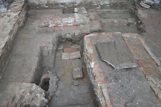 Tomba 2: sepoltura a cassa con copertura in laterizi e lastre di pietra