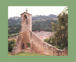L'ex Chiesa di Sopra: resta in piedi solo parte del muro di levante e il piccolo campanile a vela che annuncia i nuovi nati