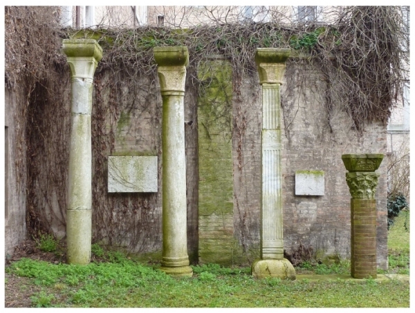 Le tre colonne bizantine e il capitello romano  sopravissuti alla demolizione di Sant'Agnese