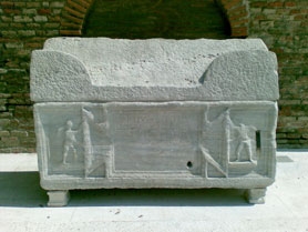 Il sarcofago Strozzi, ubicato sull'ingresso della Chiesa di San Francesco a Ravenna