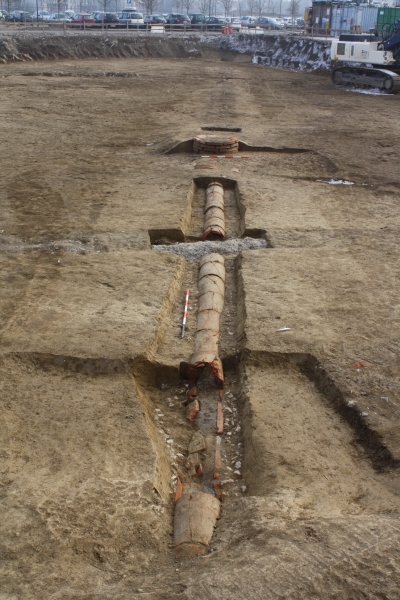 Un'immagine della condotta idrica di et romana rinvenuta nell'area ospedaliera di Reggio Emilia (scavi 2012). In primo piano la lunga tubatura fittile che si innesta nel pozzo d'ispezione in laterizio (in alto)