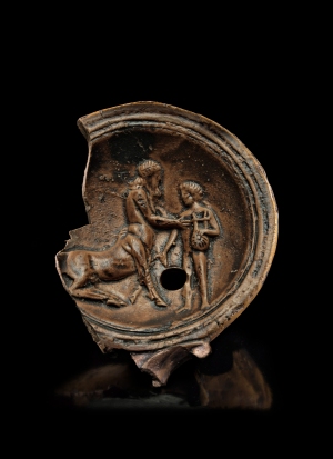 Disco di lucerna decorata con immagine a rilievo di Achille e Chirone (foto Carlo Vannini)