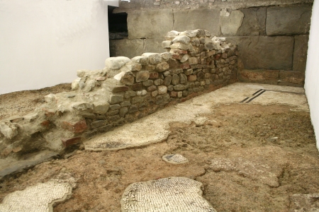 particolare del mosaico, dopo il restauro, con muro medievale 