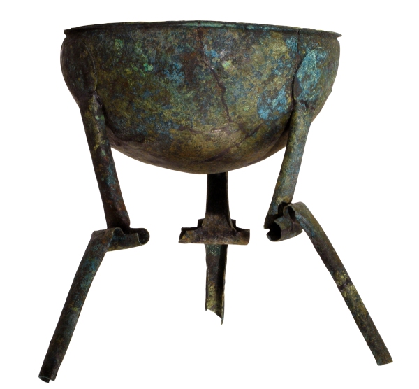 Bacile tripode in bronzo a restauro ultimato 